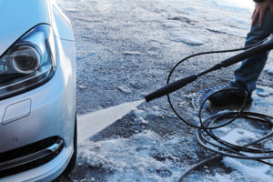 Autowaschen im Winter / Astrid Gast / fotolia