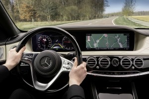 Mercedes-Benz Intelligent Drive in der neuen S-Klasse Streckenbasierte GeschwindigkeitsanpassungBei eingeschaltetem Aktivem Abstands-Assistent DISTRONIC wird die Fahrgeschwindigkeit auf vorausliegende Streckenereignisse wie Kurven, T-Kreuzungen, Kreisverkehre und Mautstationen sowie Ausfahrten und zum Abbiegen angepasst. Der vorausliegende Streckenabschnitt wird dann in Abhaengigkeit vom gewaehlten Fahrprogramm kraftstoffsparend, komfortabel oder dynamisch durchfahren. Danach beschleunigt dasFahrzeug wieder auf die Setzgeschwindigkeit. ; Mercedes-Benz Intelligent Drive in the new S-Class Route Based Speed AdjustmentIf Active Distance-Assist DISTRONIC is turned on, the speed will be adjusted automatically to route events ahead such as curves, T-crossings, roundabouts or toll booths as well as exits and turns. The vehicle will pass the route section ahead depending on the selected driving program, either fuel effi ciently, comfortably or dynamically and then resume the preset speed.;