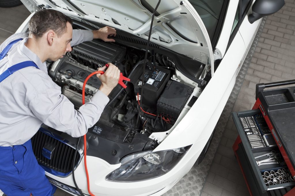 Check der Autobatterie in der Werkstatt.