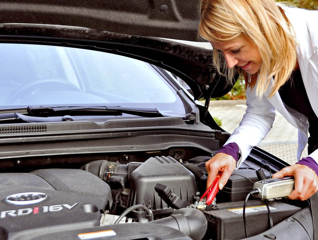 Einsatz des Ladegerätes: Volle Ladung erhält die Lebensdauer der Autobatterie.