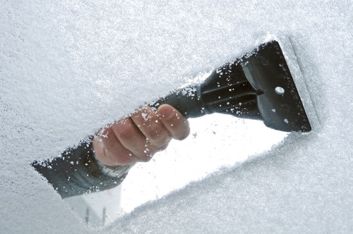 Eiskratzer oder warmes Wasser: Tipps und Tricks gegen Eis auf der  Windschutzscheibe