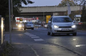 Wer im Strassenverkehr unterwegs ist, muss darauf achten, dass er immer gut zu sehen ist, so die Empfehlung des Versicherungsunternehmens HUK Coburg.