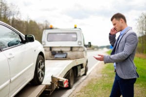 Autofahrer hat den Termin in der Werkstatt verpasst und lässt sein kaputtes Auto jetzt abschleppen.