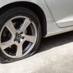Reifenpanne: Was tun bei einem platten Reifen?