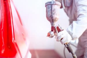 Auto lackieren mit Sprühpistole