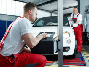 Scheinwerfer einstellen in der Werkstatt