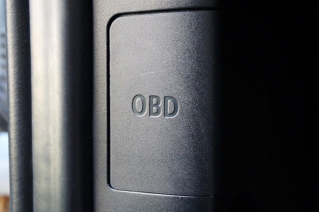 OBD-Schnittstelle im Fußraum des Fahrers | autoreparaturen.de