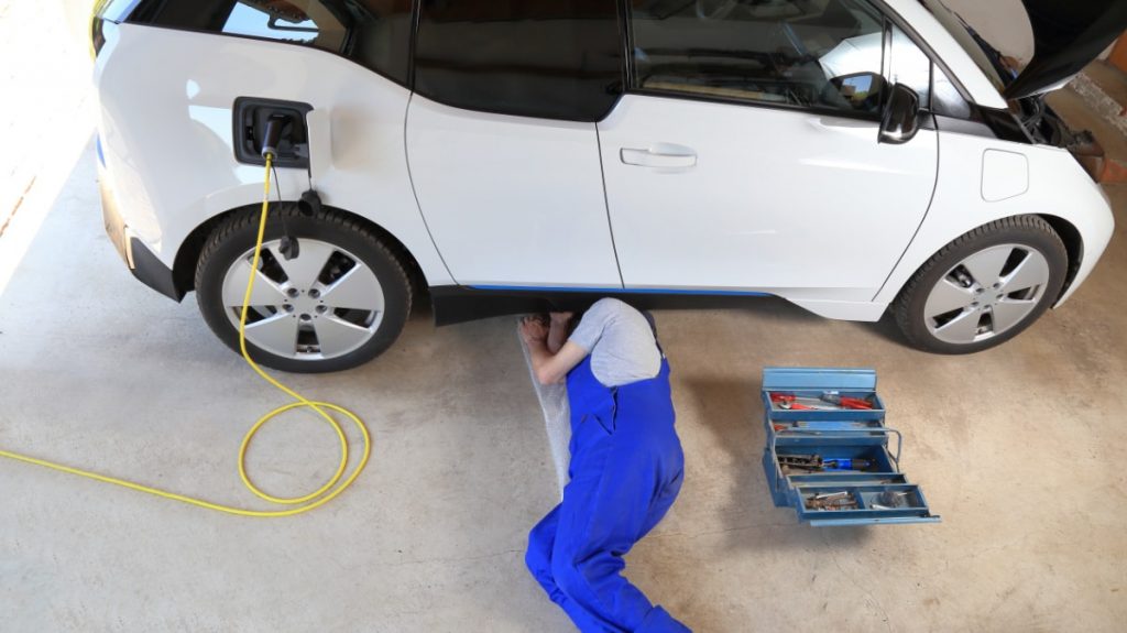 Mechaniker repariert Elektroauto