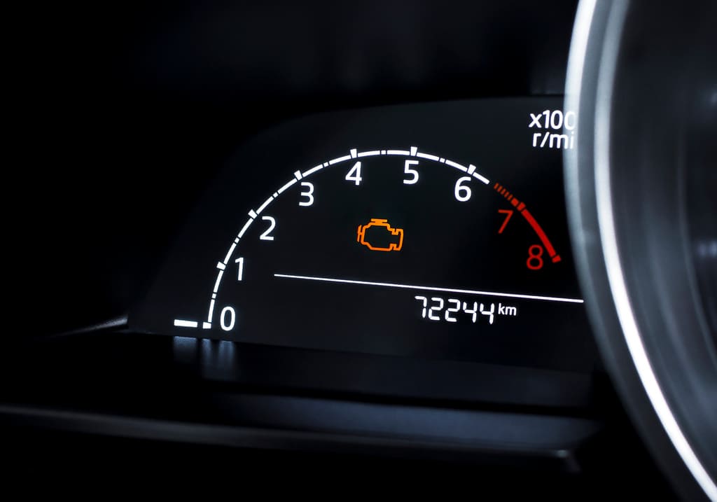 Abgaswarnlampe leuchtet im Auto Cockpit – Ursachen und Sofortmaßnahmen