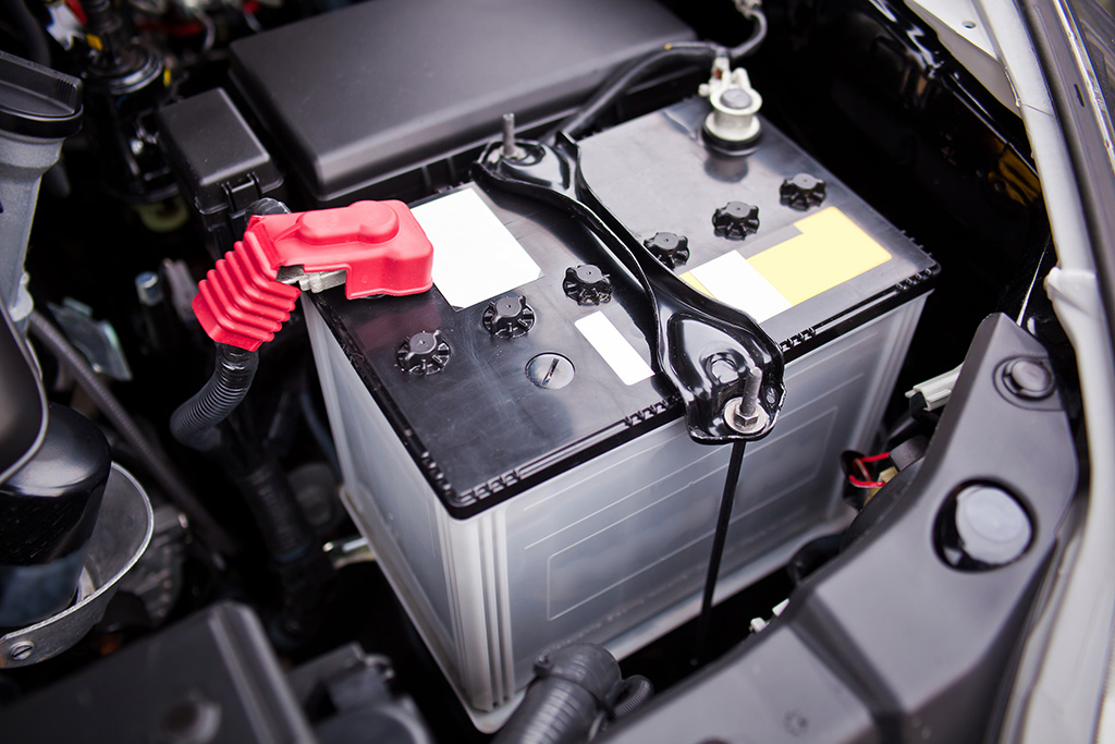 Autobatterie prüfen | Autobatterie im Motorraum | autoreparaturen.de