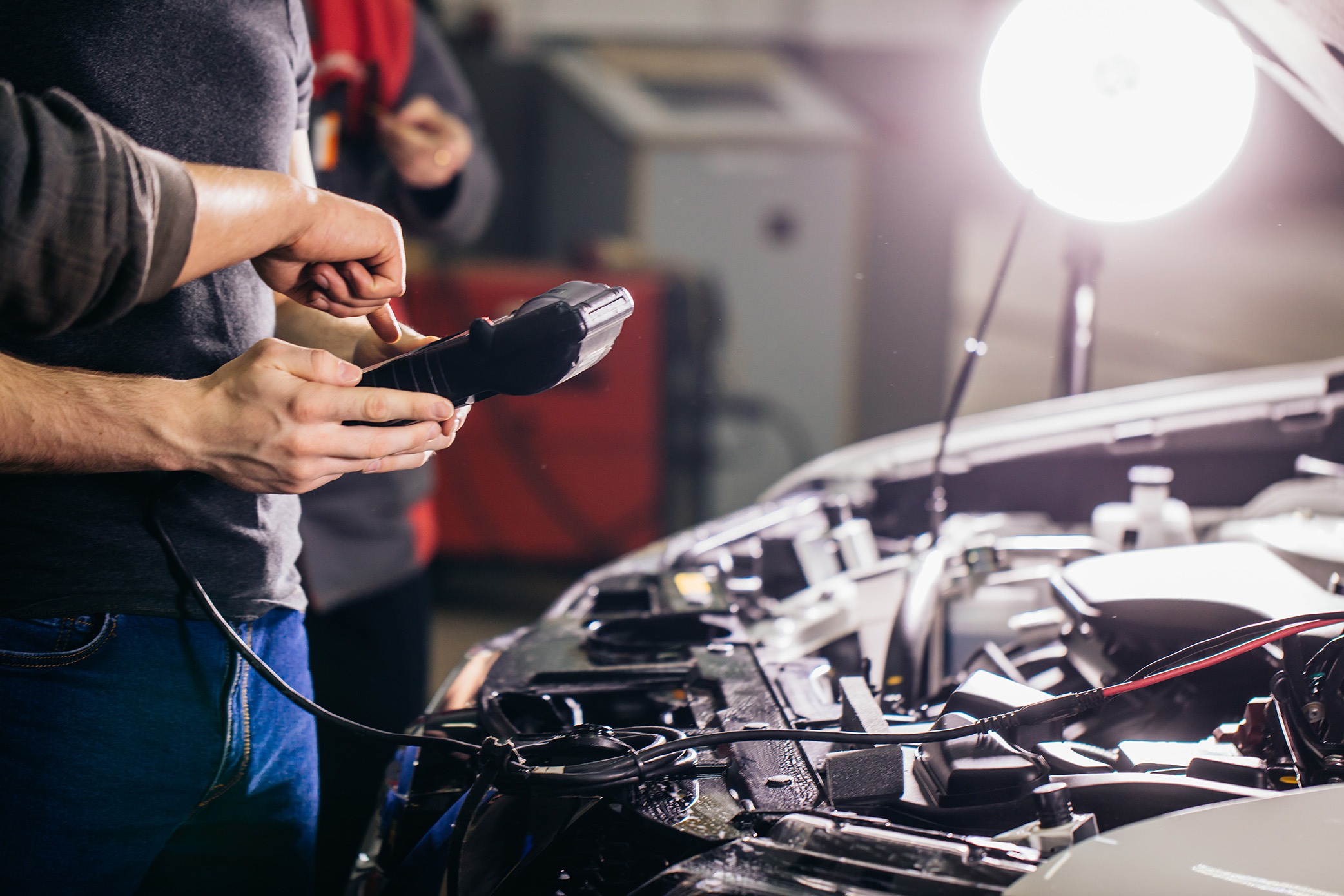 Autobatterie prüfen | Autobatterie testen in Werkstatt | autoreparaturen.de