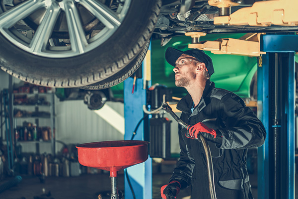 Ölwechsel günstig in der Werkstatt | autoreparaturen.de